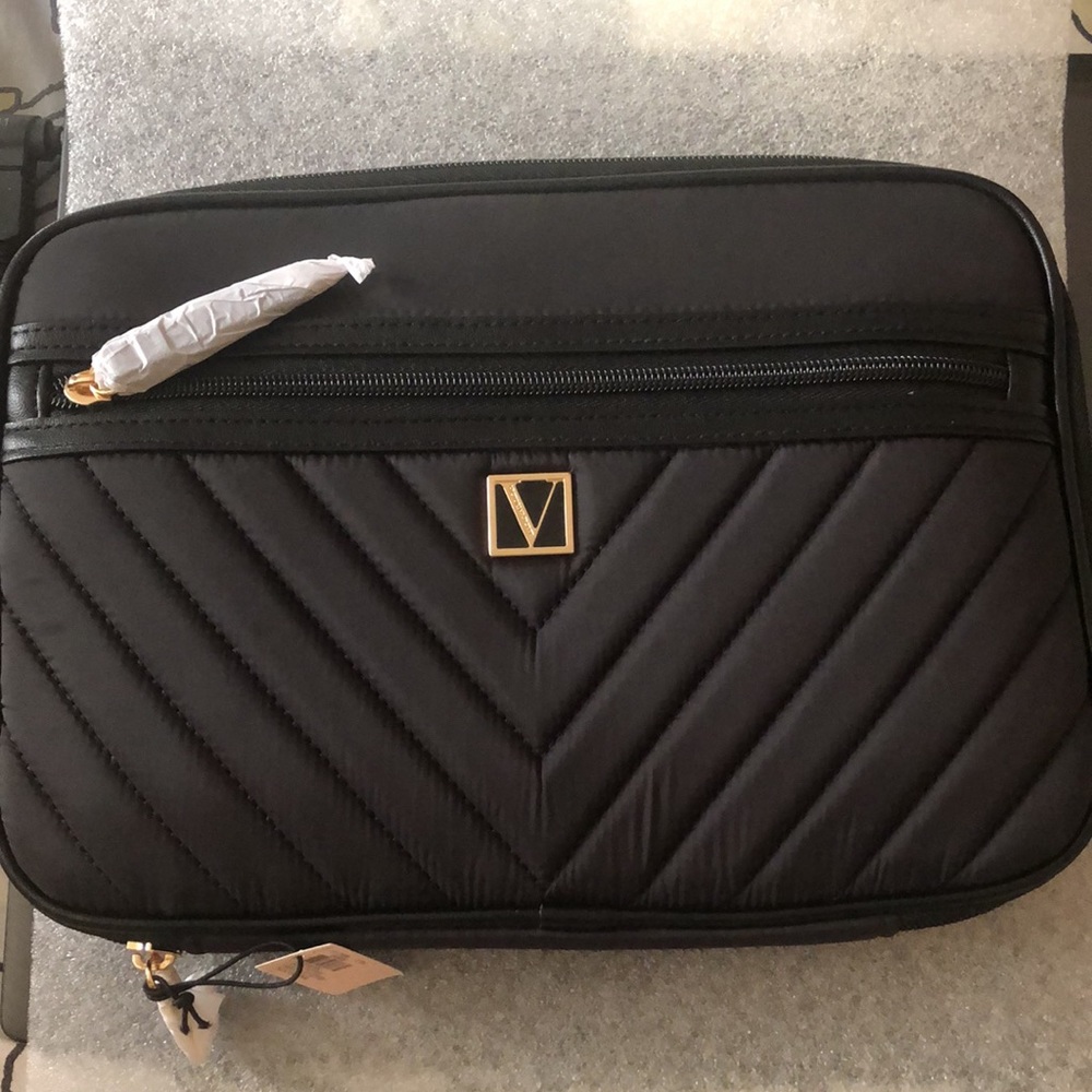Victoria Secret 
The VS Electronic Accessories Case black brand new with tags - Picture 6 of 6